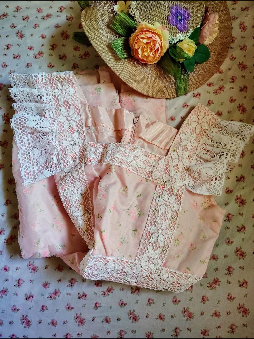 🩷 Vintage 1970s Romantic Pink Lace Puff-Sleeve Dress